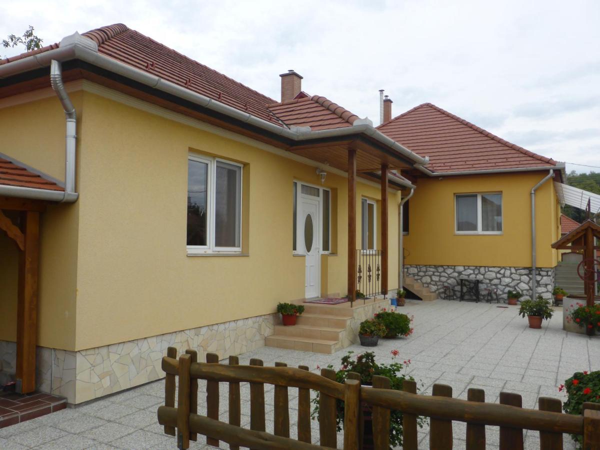Napfeny Apartman Es Vendeghaz Egerszalók Dış mekan fotoğraf