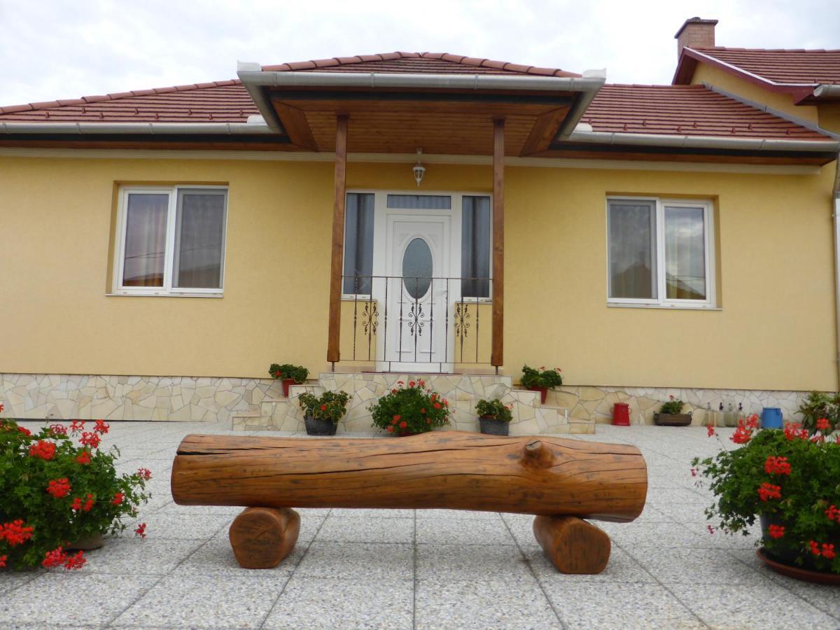Napfeny Apartman Es Vendeghaz Egerszalók Dış mekan fotoğraf